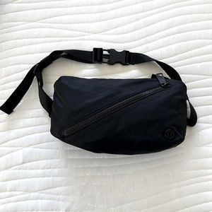 Lululemon cross body bag (used but look like new)